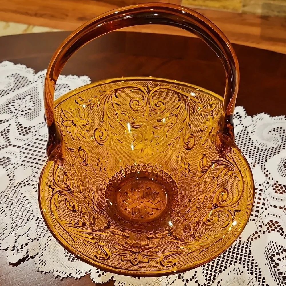VTG Tiara Indiana Glass Amber Daisy Scroll Pattern Basket Large, UV Reactive